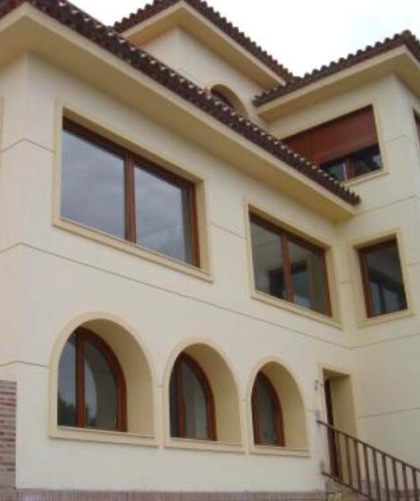 Imagen de fachada de vivienda con ventanas de PVC